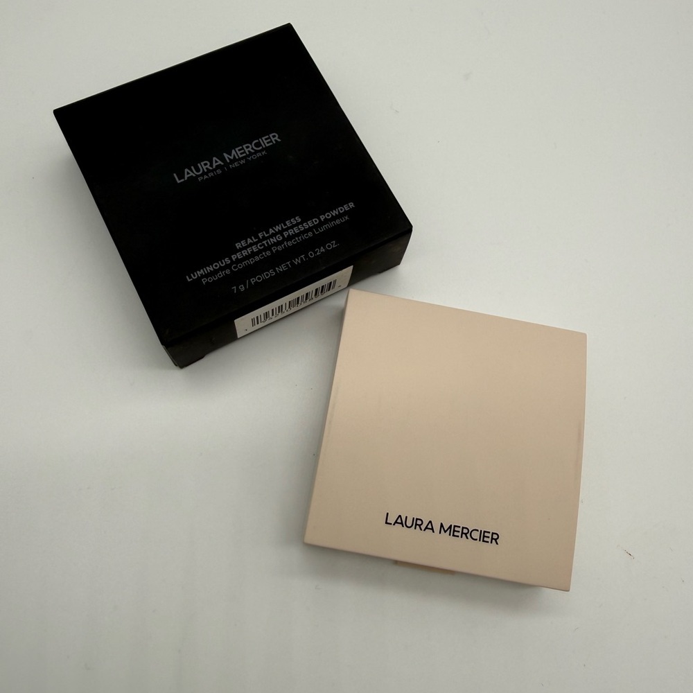 Laura Mercier Radiant Bronzer in Tan - Picture 2 of 2